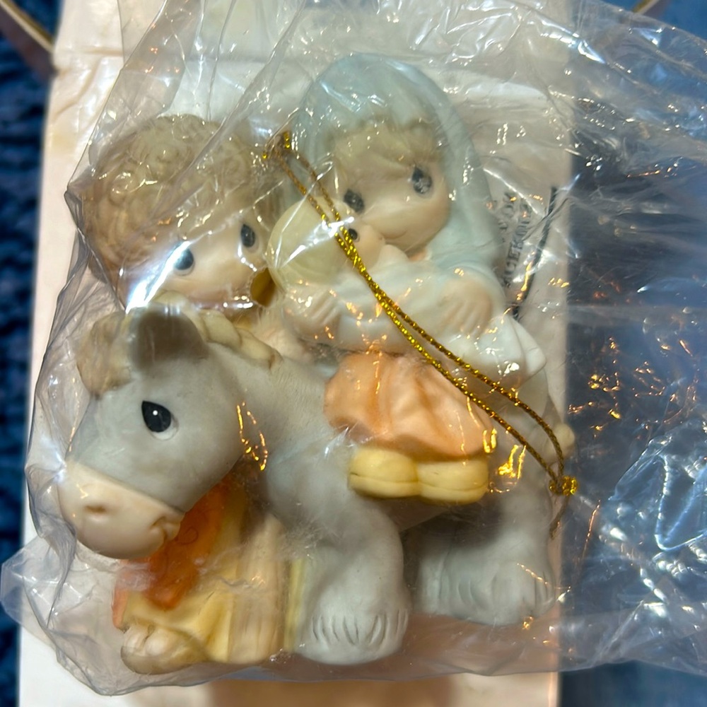 2015 precious moments peace on earth ornament. Never removed from box.